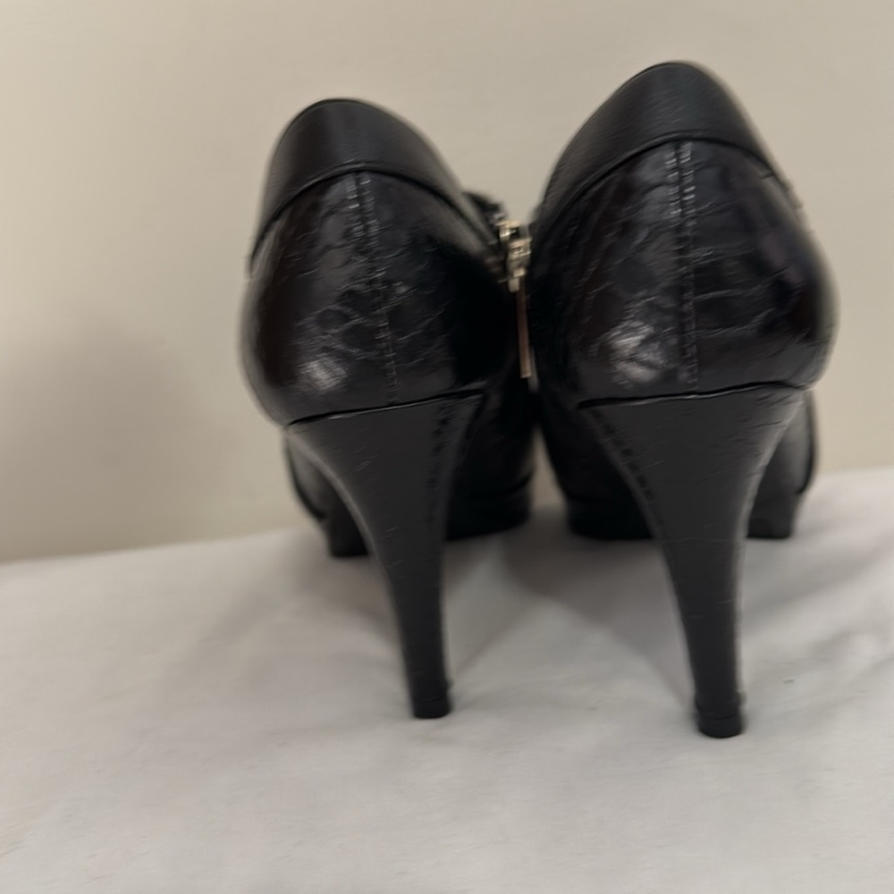 Bandolino black leather heeled bootie in size 6.5 - Picture 3 of 9